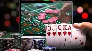 Người xem phân tích odds bóng đá và lịch trận trên màn hình lớn